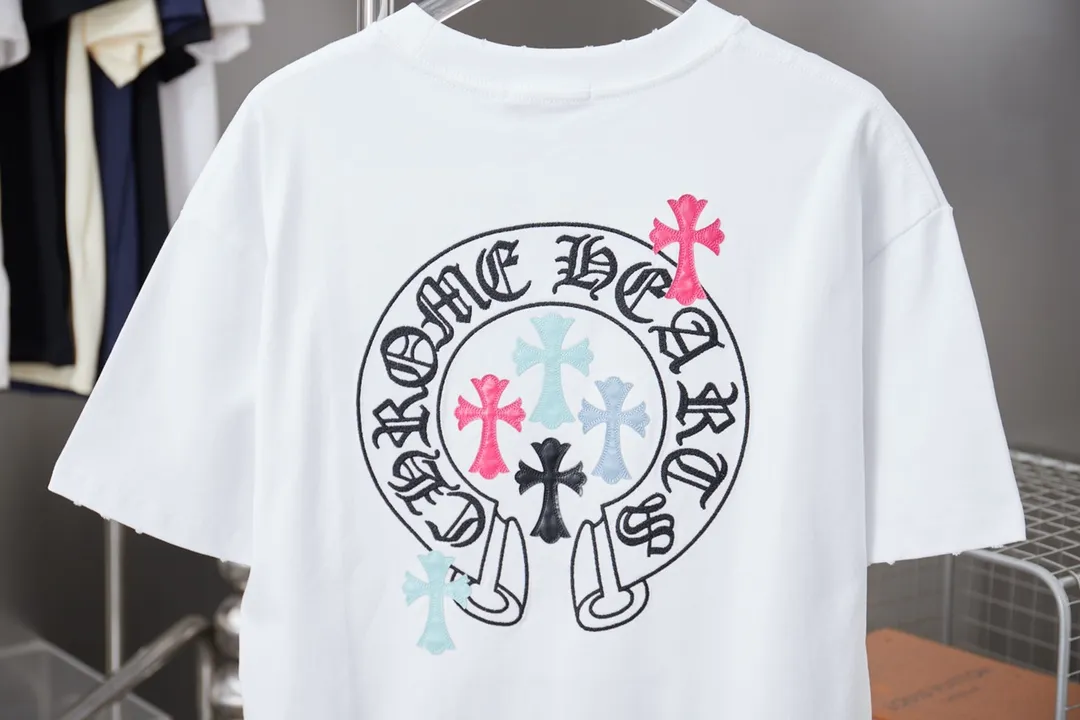 🅿️190 Ch*ome Hearte 25SS Early Spring New Style Embroidered Contrasting Cro Heart Label Short Sleeves Light Luxury Essential Item for Daily Commuting for Men and Women Correct Version Welcome to Compare Detailed Features · 320g 100% pure cotton double yarn jersey fabric · Custom dyed in the same cylinder, special thickened 32 pieces double-strand 1X1 thread · Imported Tajima machine embroidery tatami embroidery · Hand-embroidered leather tag hardware · Double-needle stitching and cross-stitch technology · Original main mark, washed tag, branded moisture-proof paper packaging Color: Black/White Size: S/M/L/XL